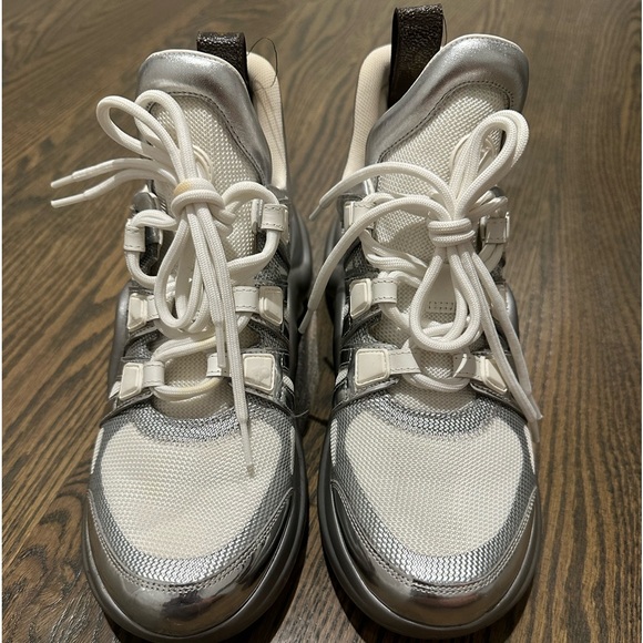 Louis Vuitton Arch Sneaker - Picture 2 of 11